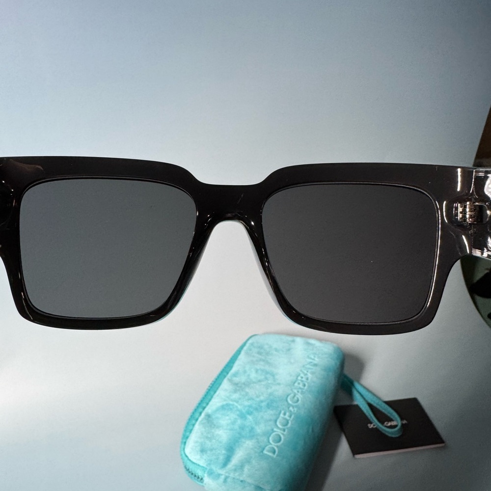 Dolce & Gabbana Black Sunglasses with Aqua Case & Box NIB

Made in Italy - Picture 8 of 10